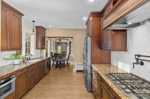 910 Pinecrest Ave, Grand Rapids MI 49506-3437 exterior