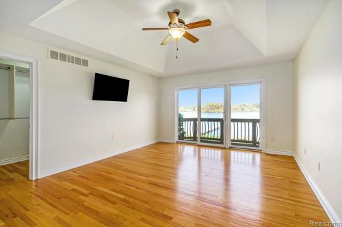 692 Appalachi St, Walled Lake MI  48390-1005 exterior