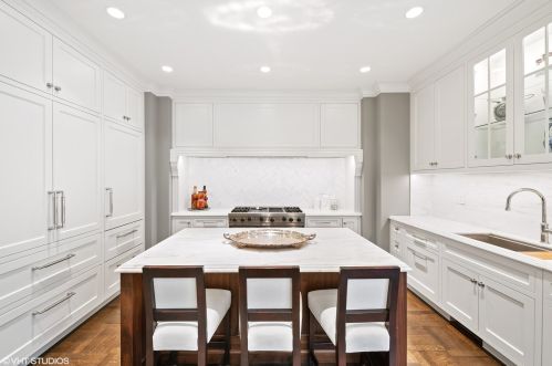 1521 State Pkwy, Chicago IL 60610-1613 exterior