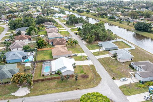 489 College Park Rd, Fort Pierce FL  34953-6224 exterior