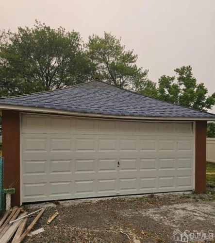 350 Old Post Rd, Edison NJ  08817-4644 exterior