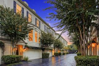 136 Oak Place Dr, Houston TX  77006-1788 exterior