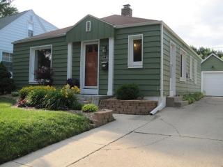 7710 Livingston Ave, Milwaukee, WI 53213-1124