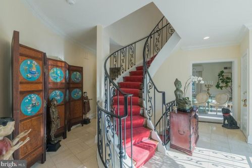 4501 Foxhall Cres, Washington DC 20007-1055 exterior