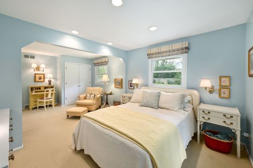 6855 Lk Dr, Milwaukee WI 53217-3622 exterior