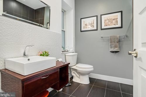 2225 Christian St, Philadelphia PA 19147-3710 exterior