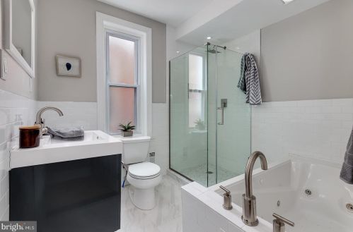 2407 Carpenter St, Philadelphia PA 19146-2342 exterior