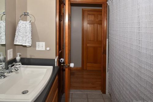 281 Abbe Rd, Enfield CT 06082-5745 exterior