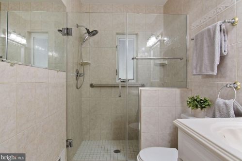 6662 Kings Hwy, Alexandria VA 22306-1506 exterior