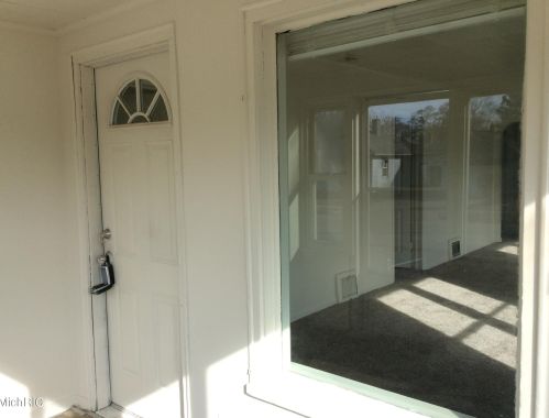 210 Hackley Ave, Meskegon MI 49444-1060 exterior