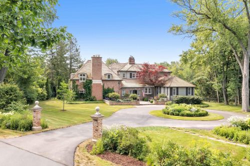 1469 Lilac Ln, Milwaukee WI  53217-2960 exterior