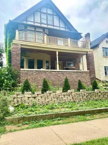 1618 Jackson St, Milwaukee WI  53202-2004 exterior