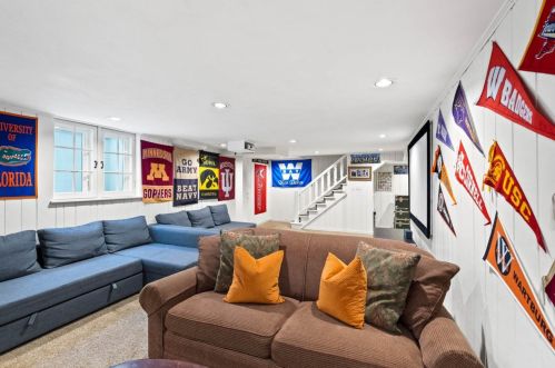 523 Carlisle Ave, Milwaukee WI 53217-4831 exterior