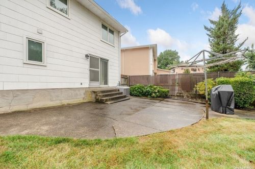 13 Dawson Dr, Valley Stream NY 11581-2939 exterior