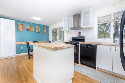 16 Angel Pl, North Haven CT 06473-2402 exterior