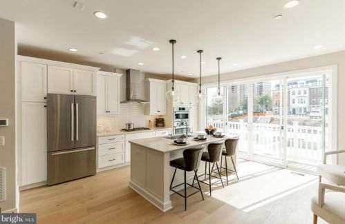 10272 Grosvenor Pl, Rockville MD 20852 exterior