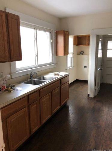 8 Ave, Derby CT 06418-1619 exterior