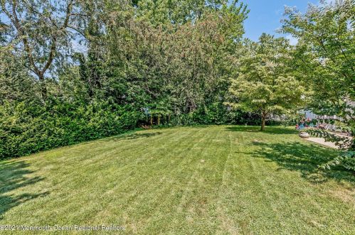 182 Beechwood Dr, Red Bank NJ 07702 exterior