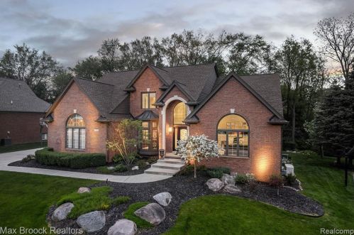 1844 Blue Grass Dr, Rochester, MI 48306-3223