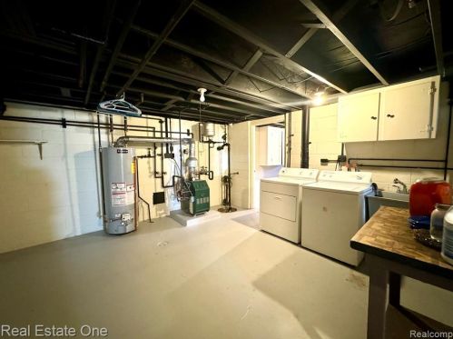 2853 Emmons Ave, Rochester MI 48307-4725 exterior