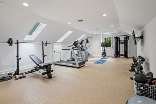 19 Pequot Trl, Westport CT 06880-2929 exterior