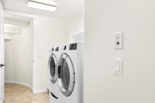 527 Briles Rd, Phoenix AZ  85085-0632 exterior