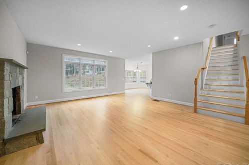 10 Azalea Ln, Ellington CT  06029-3063 exterior