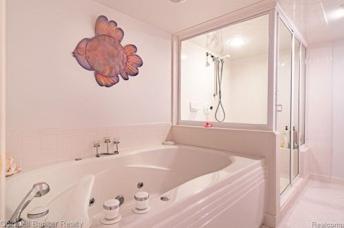 3227 Greenspring Ln, Rochester MI 48309-2744 exterior