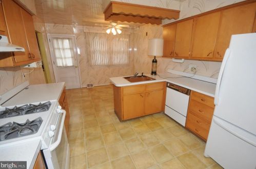 1049 Warfield Ln, Huntingdon Valley PA 19006-3426 exterior