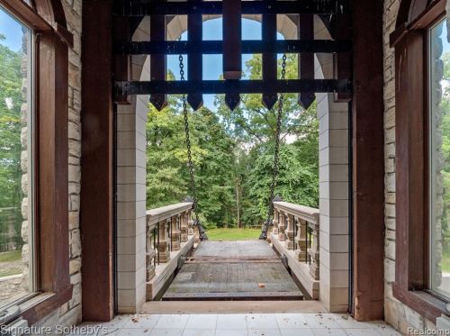 2009 Victoria Hl, Rochester MI exterior