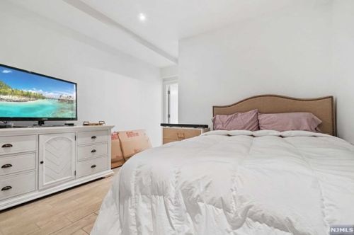 24 Casta Ln, Edgewater NJ 07020-1504 exterior