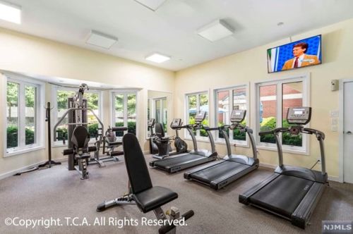 102 Adams Ct, Edgewater NJ 07020-1654 exterior