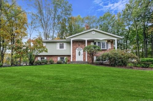 354 Fulle Dr, Valley Cottage, NY 10989-1312