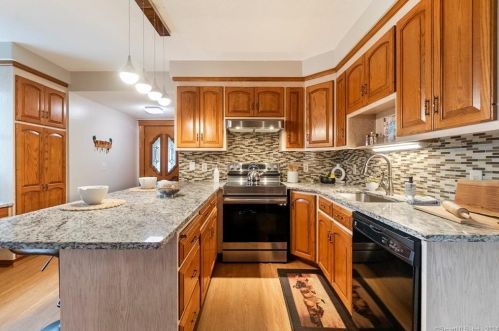 270 Gardner St, Manchester, CT 06040-6753