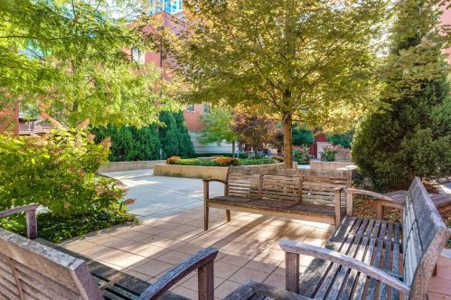 400 Clinton St, Chicago IL  60607-3803 exterior