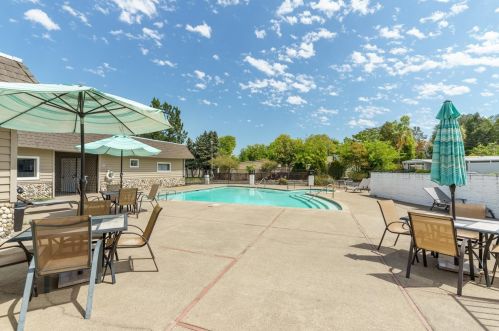 55 Cedar Cir, Folsom CA 95630-1755 exterior