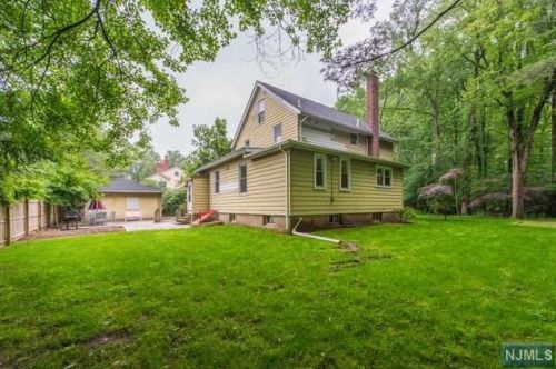 28 Whitman St, Haworth NJ  07641-1933 exterior