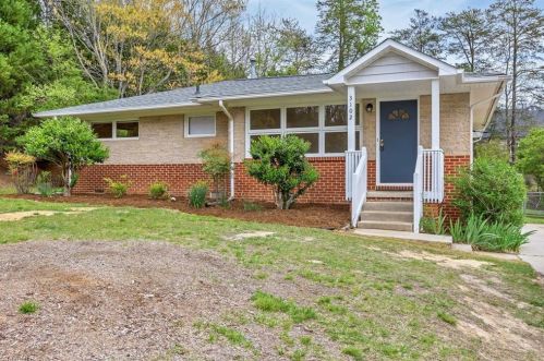 3102 Shamrock Dr, Greensboro NC  27408-3011 exterior