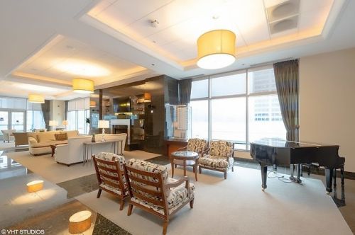 160 Illinois St, Chicago IL  60654-2706 exterior