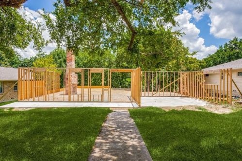 9420 Crestedge Dr, Dallas TX  75238-2523 exterior