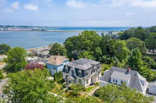 29 Champlin St, Middletown RI 02840-2879 exterior