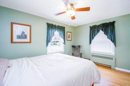 9 Allen St, Enfield CT 06082-4715 exterior