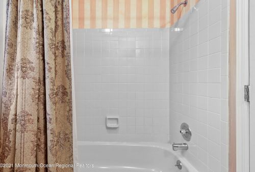 14 Burdge Dr, Middletown NJ 07748-1860 exterior