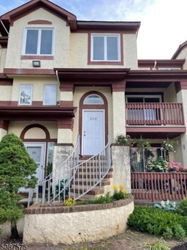 302 Michaels Ct, Woodbridge, NJ 07095-1440