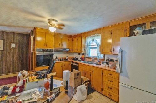 3 Coolidge Dr, Enfield CT 06082-5309 exterior