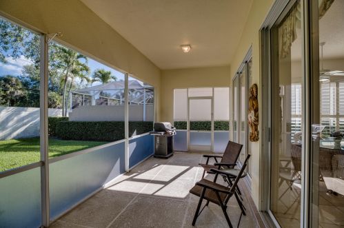 320 Bentley Cir, Fort Pierce FL 34986-2475 exterior