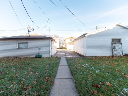 4342 91st St, Milwaukee WI  53222-1612 exterior