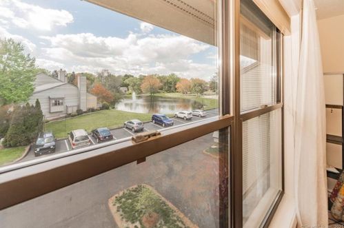 186 Metacomet Dr, Meriden CT 06450-3571 exterior