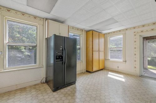 8 Un St, Milford CT 06460-4724 exterior