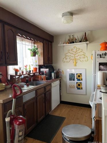 74 Chestnut St, Manchester, CT 06040-5113